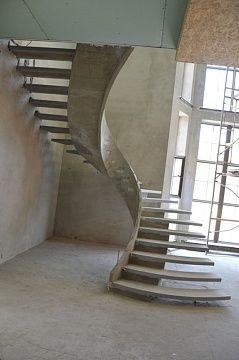 Бетонная винтовая лестница на косоуре без отделки от производителя