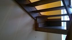 Лестница из лиственницы в трехэтажном доме от производителя