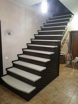 Отделка металлической лестницы лиственницей от производителя
